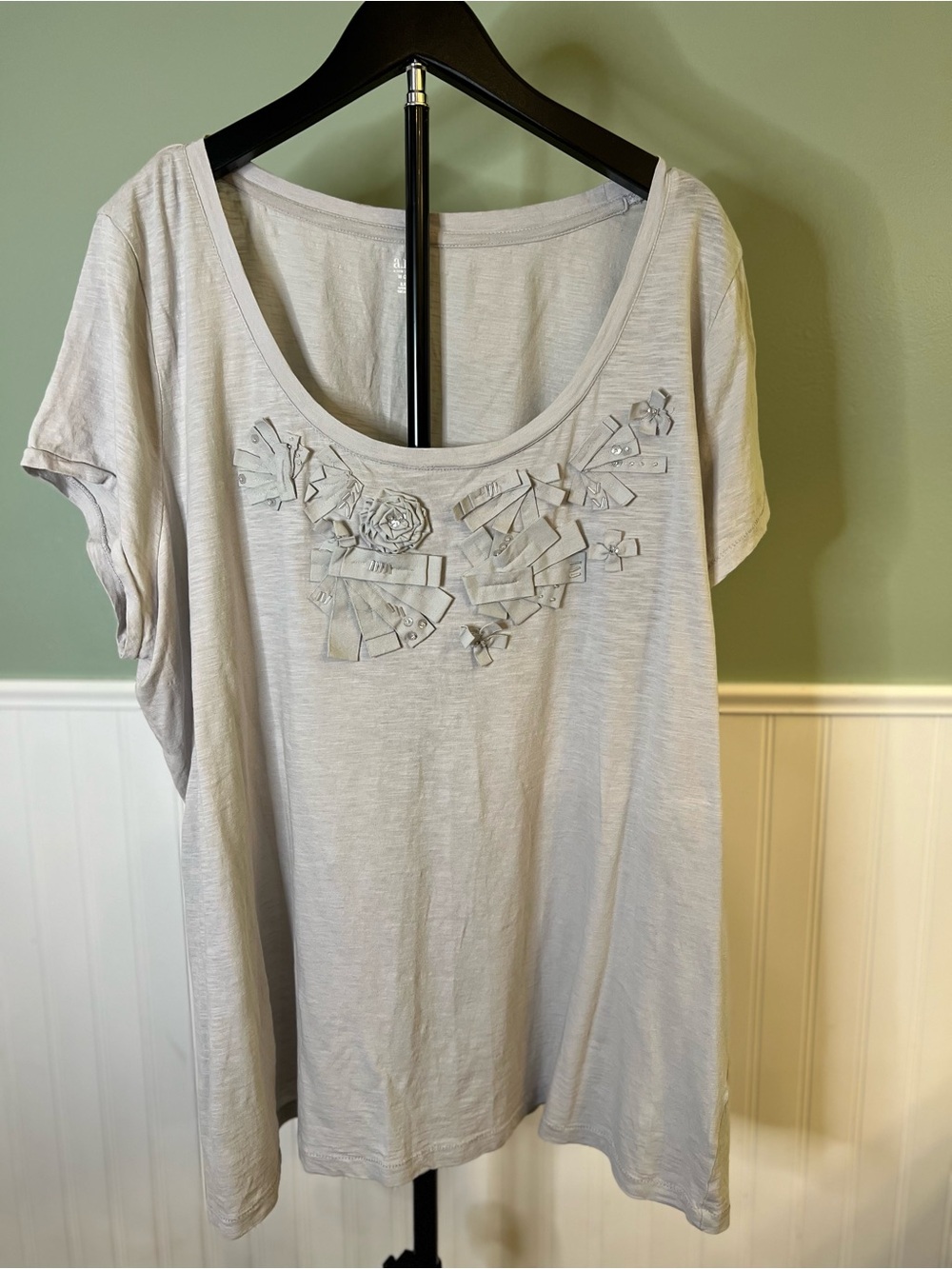 a.n.a Light Gray Soft Cotton Scoop Neck Tee with Applique Detail. Size 2X